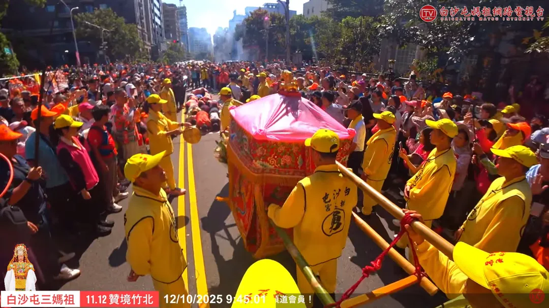 白沙屯媽祖的「粉紅超跑」轉向讓胡漢龑一行人鑽轎底祈福。（圖／翻攝自YouTube@baishatun_tv）
