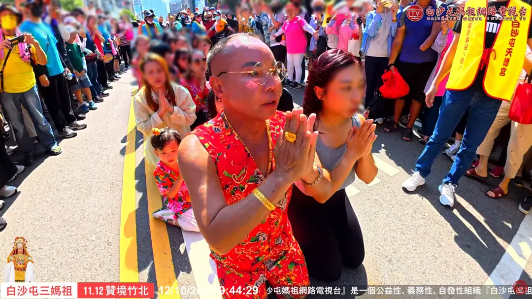 胡漢龑率親友跪迎白沙屯媽祖鑾轎。（圖／翻攝YT@ baishatun_tv）
