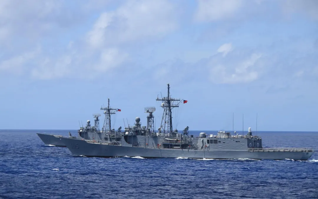 派里級巡防艦逢甲號、銘傳號(背景)配備RGM-84艦射魚叉飛彈。(圖/海軍司令部)