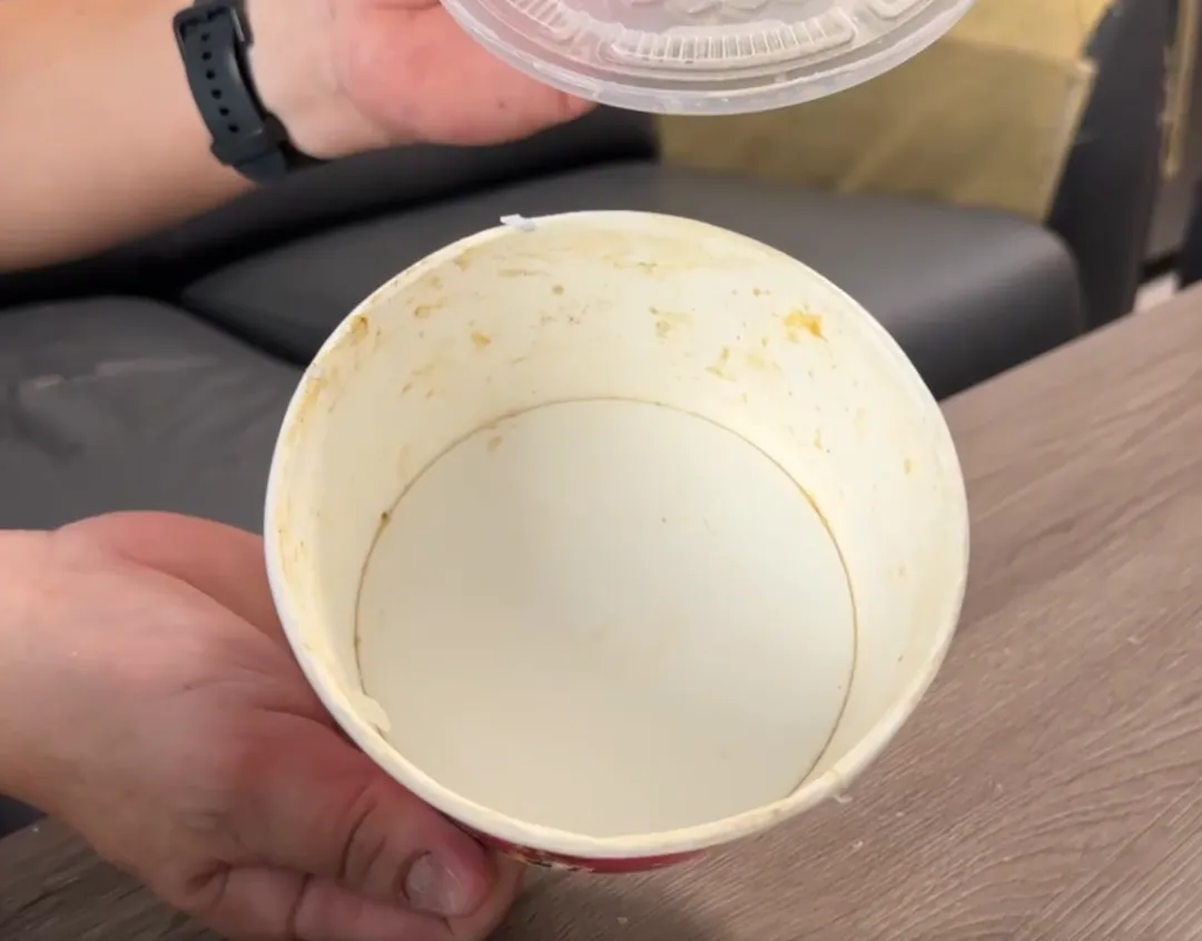 張先生拿出這個神秘泡麵碗，邊緣還留著鋁箔泡麵蓋梅斯乾淨的殘餘。（圖／張先生提供）