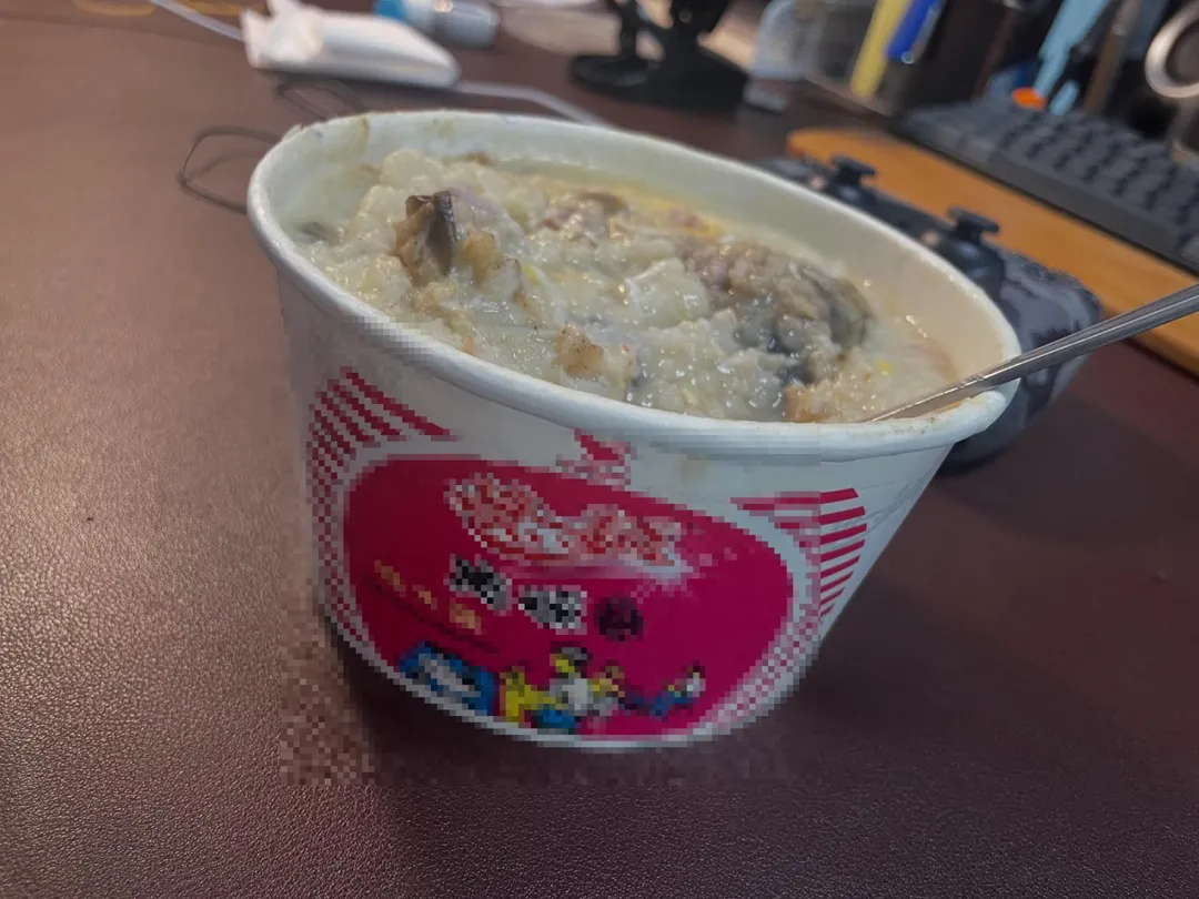 台南市1名男子最近在外送平台點了1碗粥，送來的餐碗莫名變成泡麵碗。（圖／Threads@sha_sha_sha_shark授權提供）