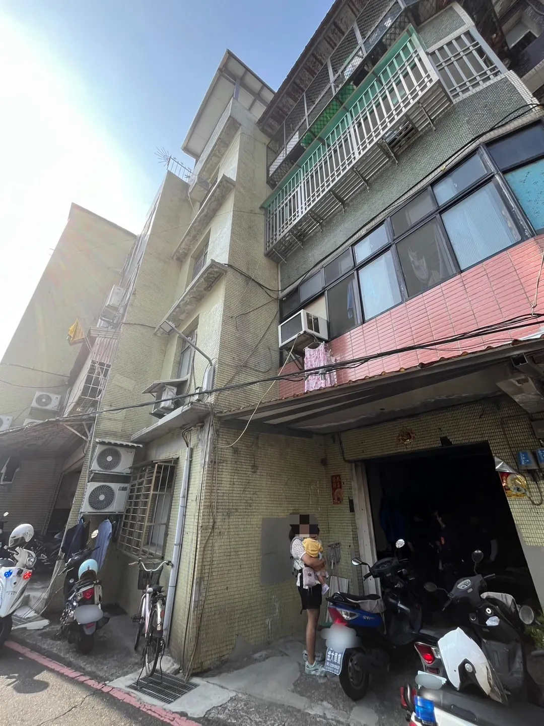 新北市蘆洲區一處4層樓建物12日發生天花板崩塌意外。(圖/翻攝畫面)