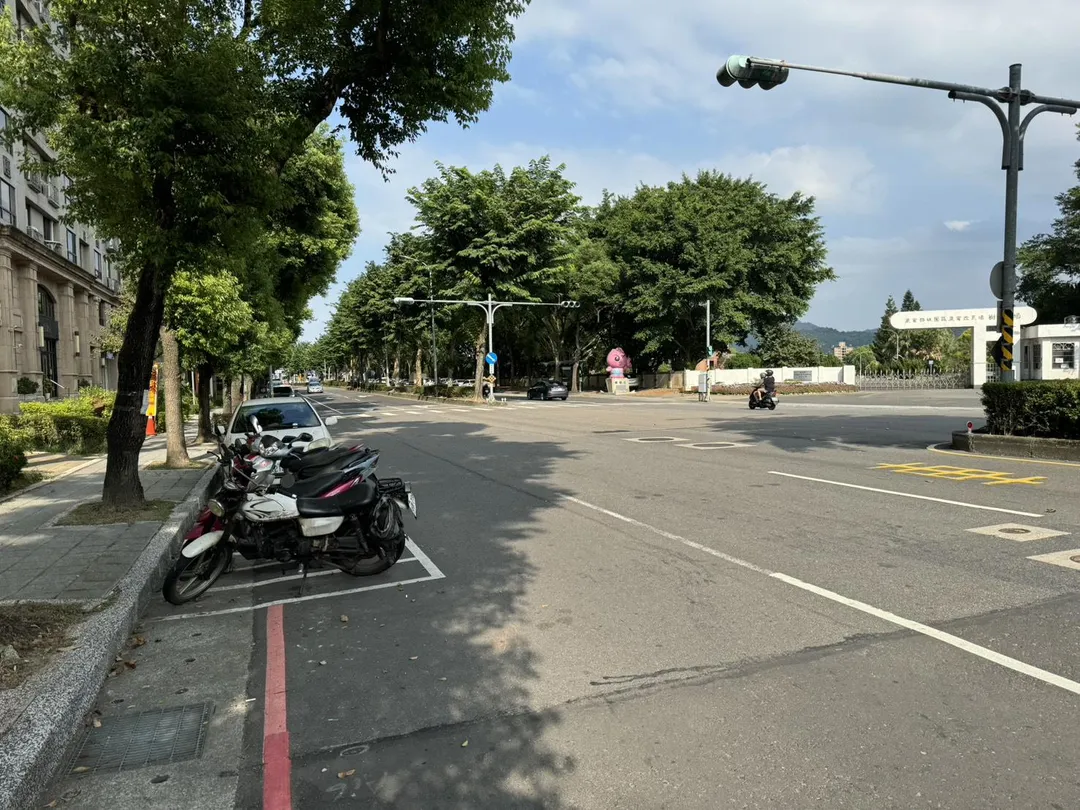 新北市三峽區一名46歲林姓女騎士日前騎車時，疑似遭不明物體擊中安全帽險些摔車，在社群平台發文抱怨遭BB彈攻擊。（圖／翻攝畫面）