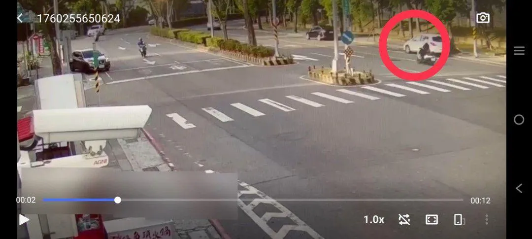 新北市三峽區一名46歲林姓女騎士日前騎車時，疑似遭不明物體擊中安全帽險些摔車，在社群平台發文抱怨遭BB彈攻擊。（圖／翻攝畫面）