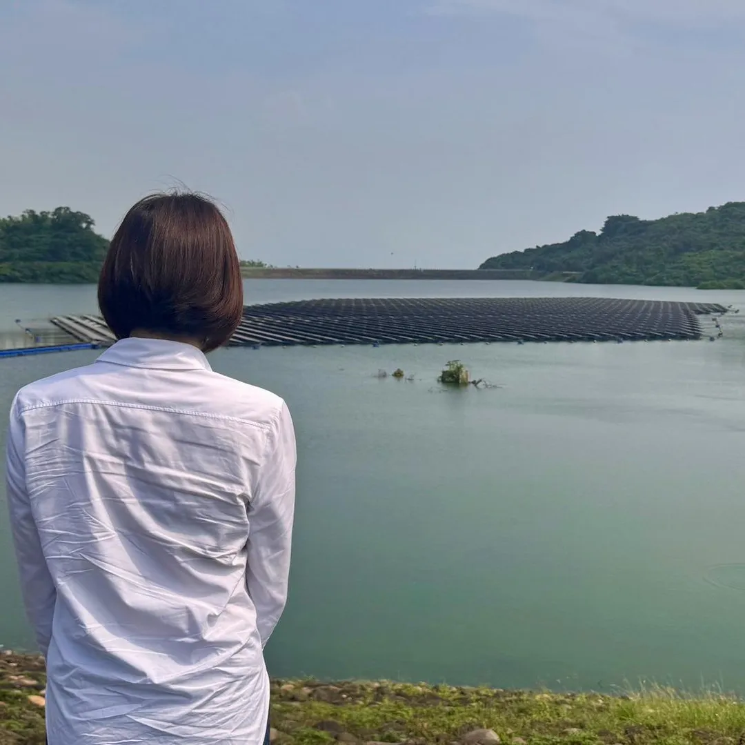 陳菁徽指出，鳳山水庫設置光電板竟然無需環評。（圖／翻攝陳菁徽臉書）