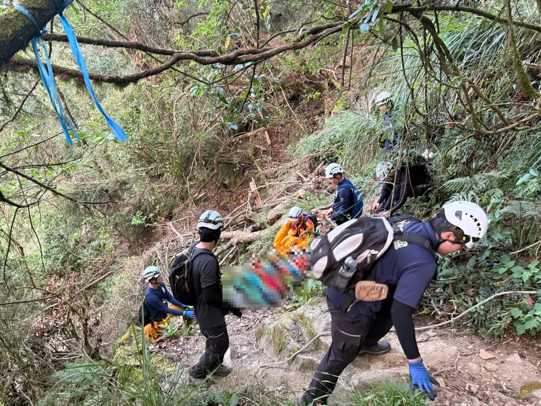 10歲男童摔落25米邊坡。（圖／翻攝畫面）