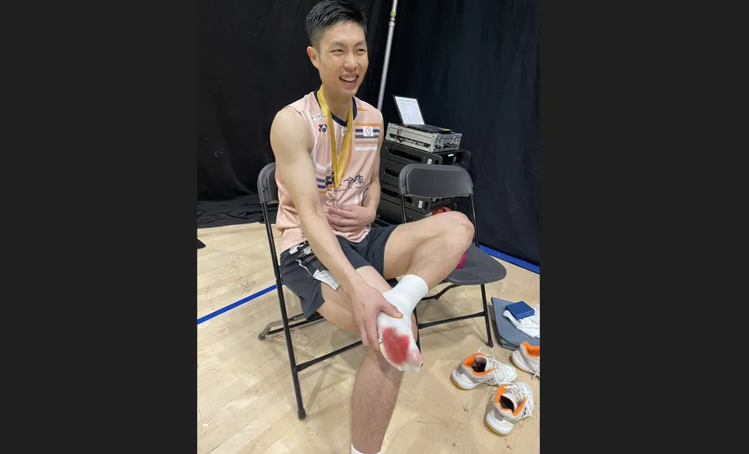 周天成12日在BWF北極羽球公開賽男單決賽，強忍腳底流血痛楚，以2比1擊敗泰國昆拉武特，完成2連霸。（圖／高敏珊提供）