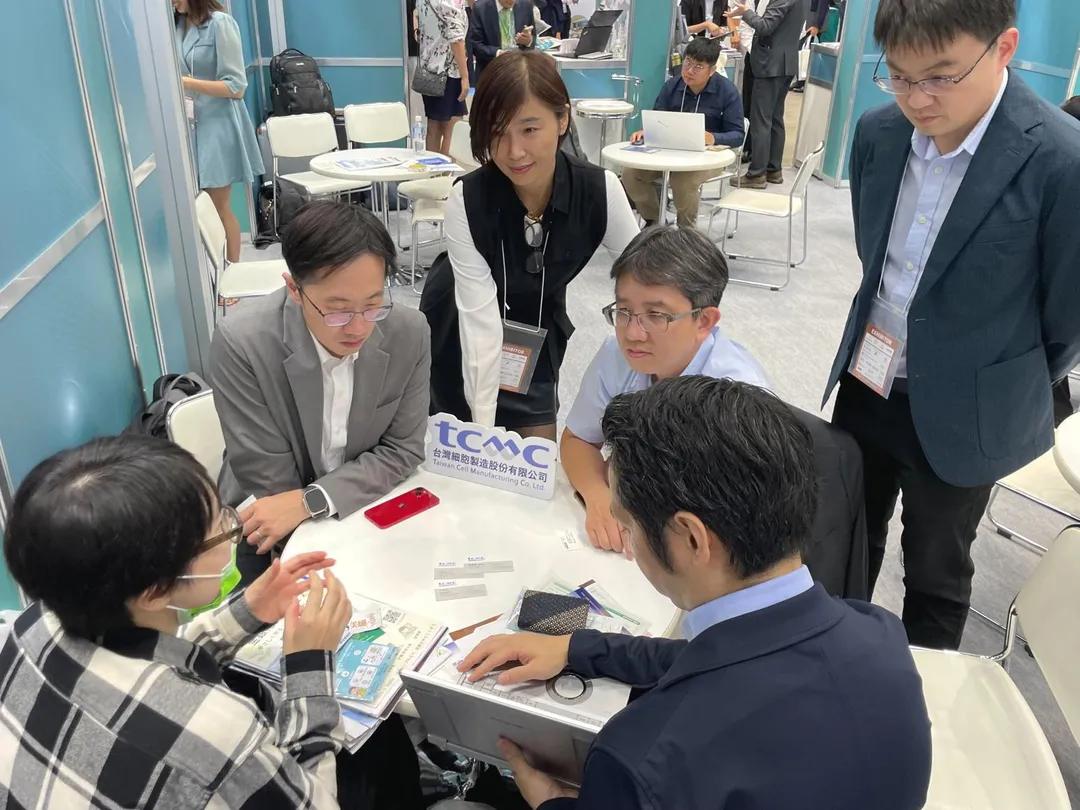 tcmc團隊於展會期間與多位先進就CAR-T、創新癌症治療技術及再生醫療等議題進行熱烈交流。(圖/台灣細胞製造公司tcmc）