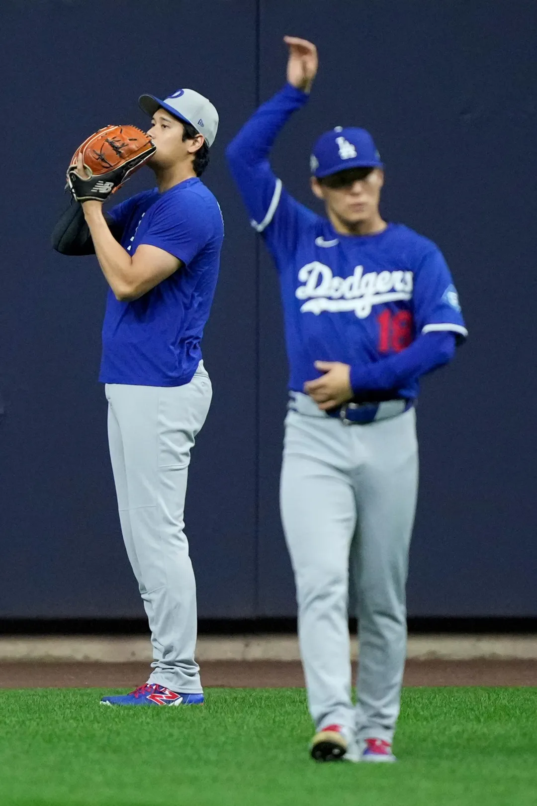 大谷翔平與山本由伸在外野練球。（圖／美聯社）