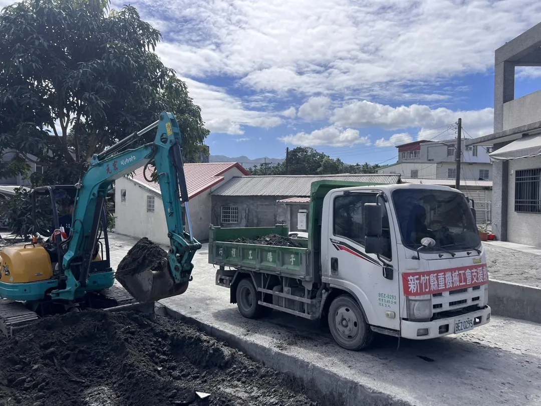 多家在地民間工程公司及志工團體立即響應，無償提供並出動多部大型專業機具。（圖／寶山鄉公所提供）