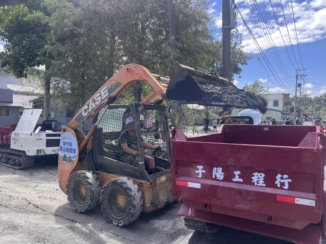 多家在地民間工程公司及志工團體立即響應，無償提供並出動多部大型專業機具。（圖／寶山鄉公所提供）