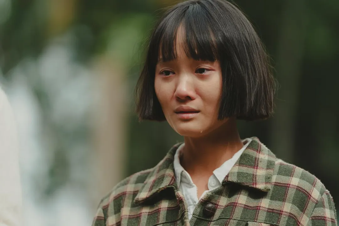 方郁婷在片中化身民國40年代的台灣少女阿月,在哥哥被槍決後,獨自踏上前往台北領屍的旅程。(圖/華文創 提供)