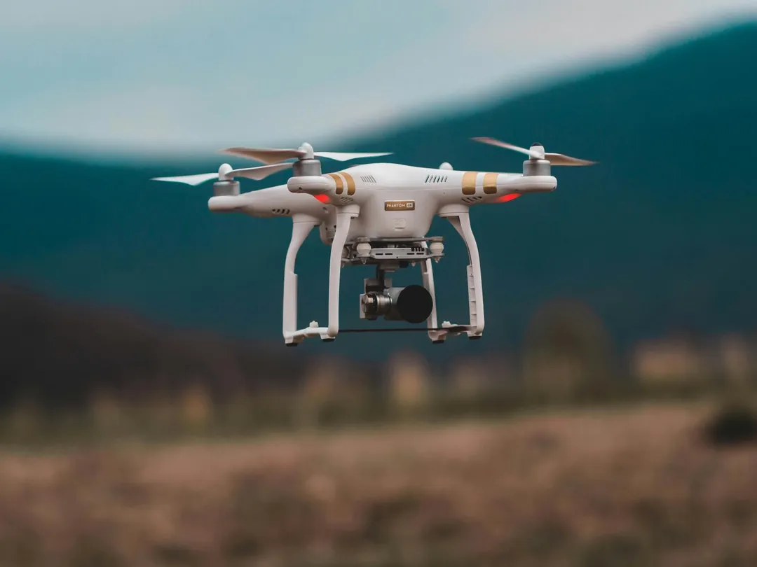 美國各地警察與警長部門正積極部署人工智慧無人機。（示意圖／unsplash）