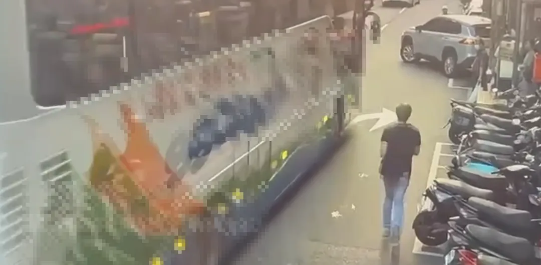 日前，有網友在社群平台PO出一則影片，一輛大型遊覽車駛入基隆廟口商圈仁三、愛四路口被卡住的影片引發關注。（圖/警方提供）