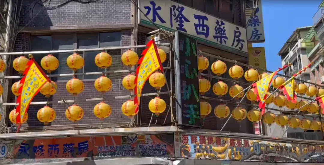 溫基興分局長指出，基隆仁愛區因地狹人稠且多為單行道，遊客密集，建議遊覽車司機行前查詢路況及合適停車點。（圖/翻攝畫面）