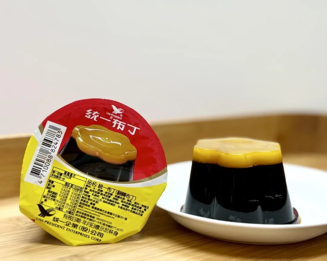 統一超商13日正式開賣「統一翻轉布丁」,全台限量52萬顆,每顆售價18元,引發民眾瘋狂搶購。(圖/7-11提供)