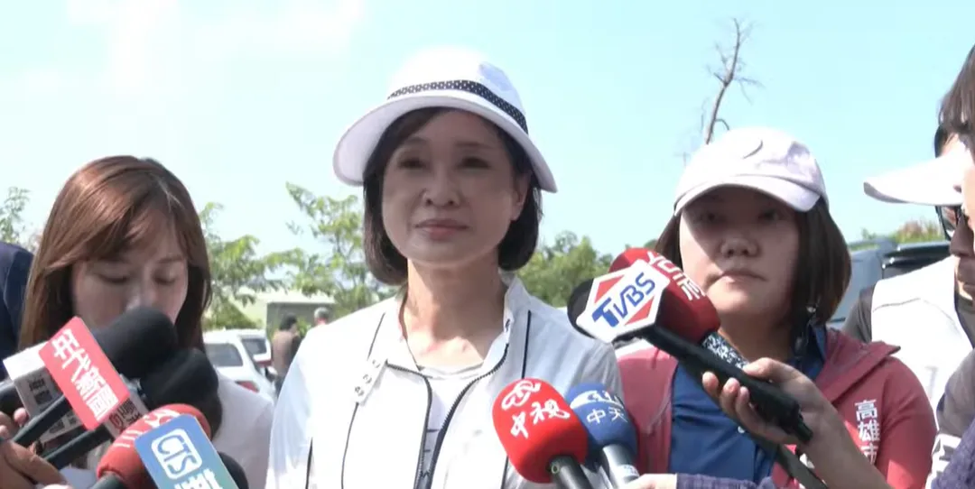 柯志恩前往「柏油山」會勘。（圖／中天新聞）