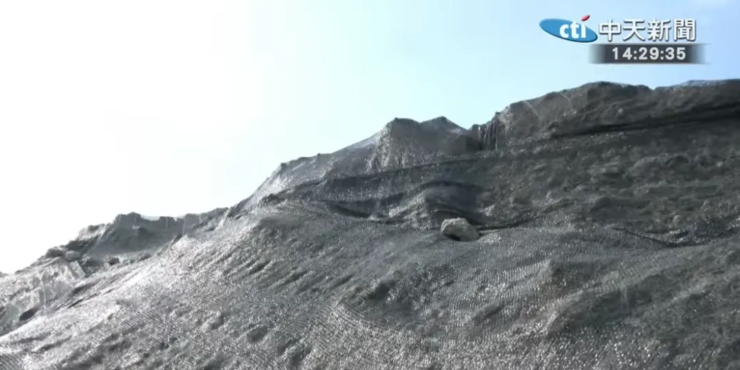 高雄小港大坪頂保護區驚現「柏油山」。（圖／中天新聞）