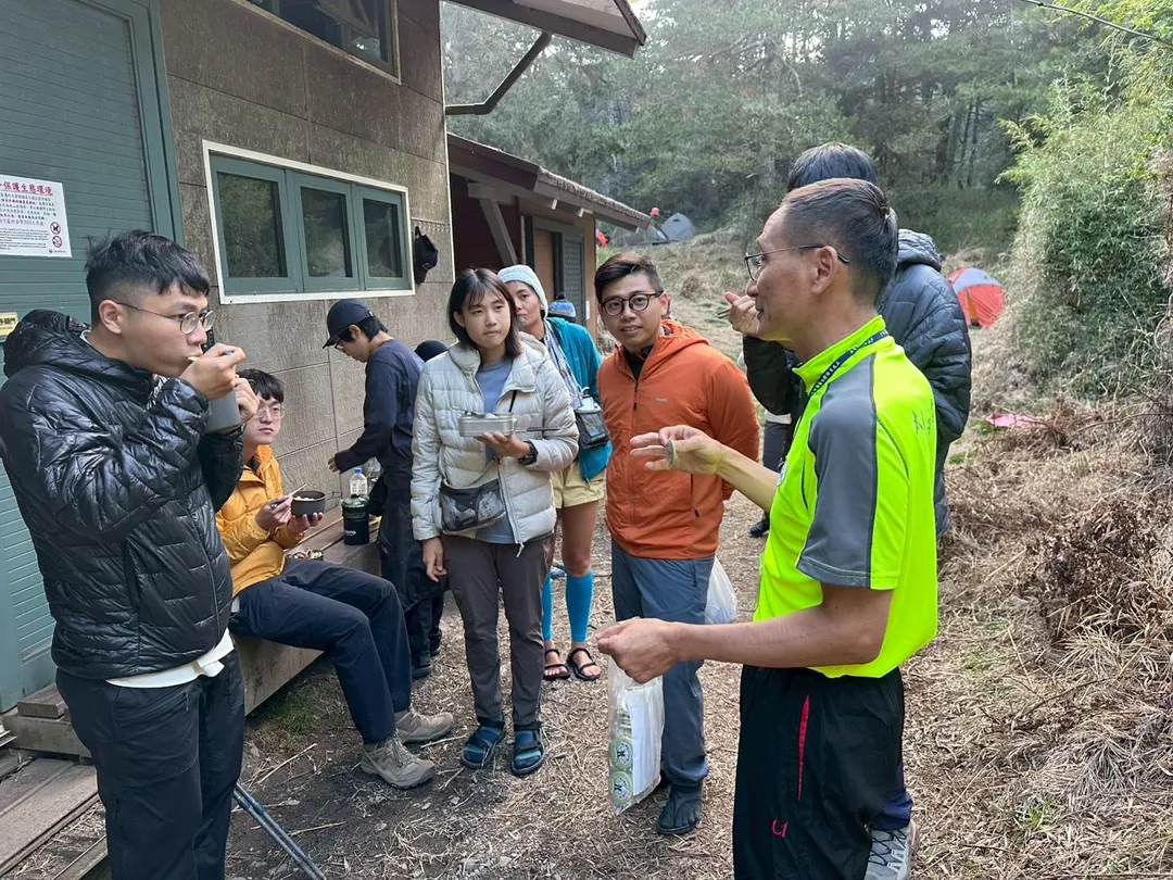 山友自願當清潔隊！南湖山區清出瓦斯桶。（圖／翻攝畫面）