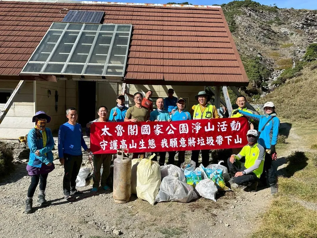 山友自願當清潔隊！南湖山區清出瓦斯桶。（圖／翻攝畫面）