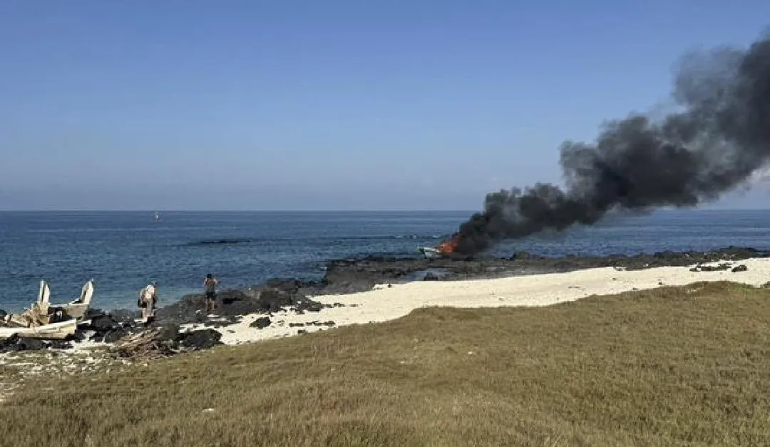 澎湖吉貝海邊發生漁船火警。（圖／翻攝畫面）