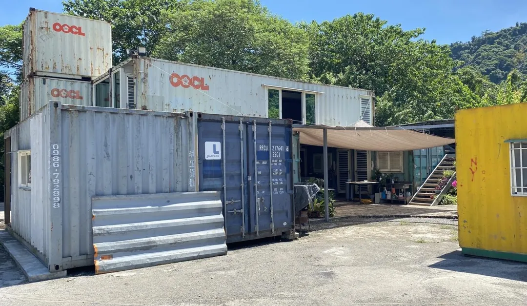 該賭場隱身在貨櫃屋違建內。（圖／翻攝畫面）