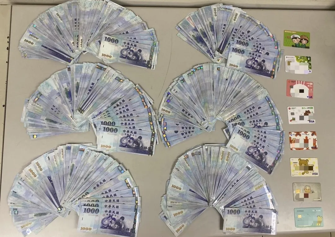 警方查扣大批現金與提款卡。（圖／翻攝畫面）
