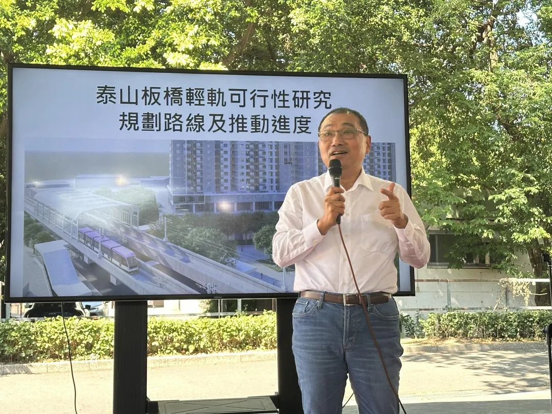 新北市長侯友宜13日前往泰山板橋輕軌視察。（圖／新北市政府）