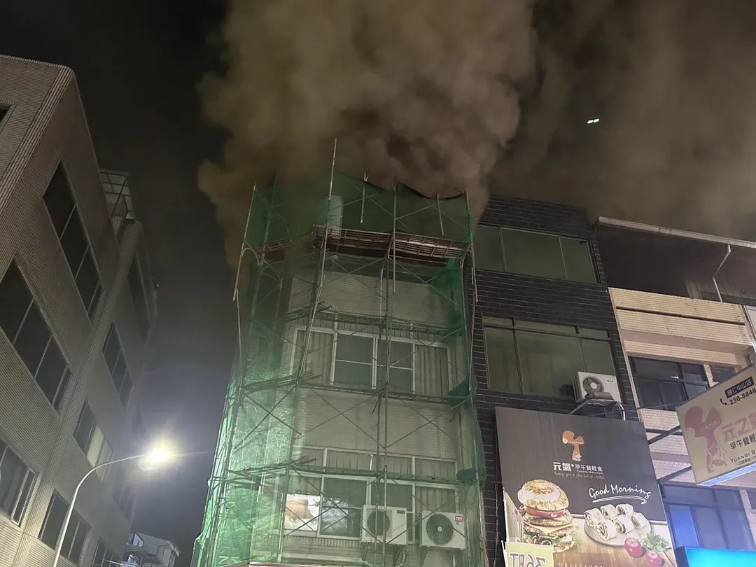 台南市歸仁區中山路二段一處民宅頂樓佛堂於13日晚間8時36分發生火警。(圖/翻攝畫面)