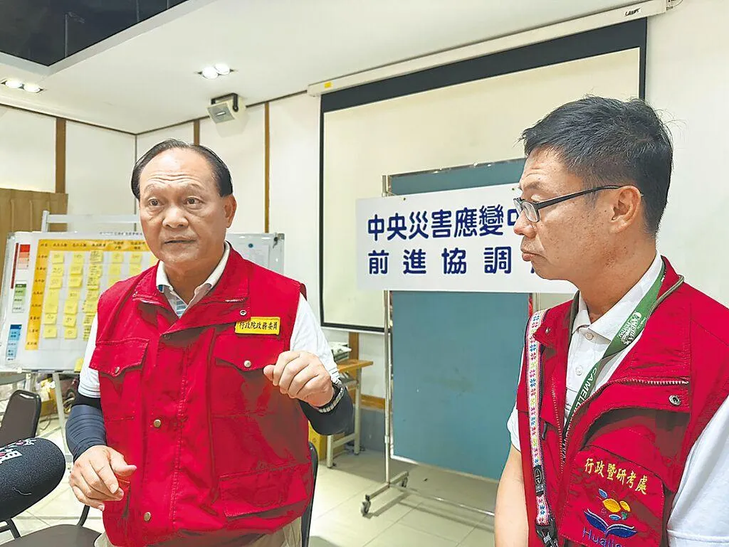花蓮縣行政暨研考處長陳建村(右)。(圖/中時羅亦晽攝)