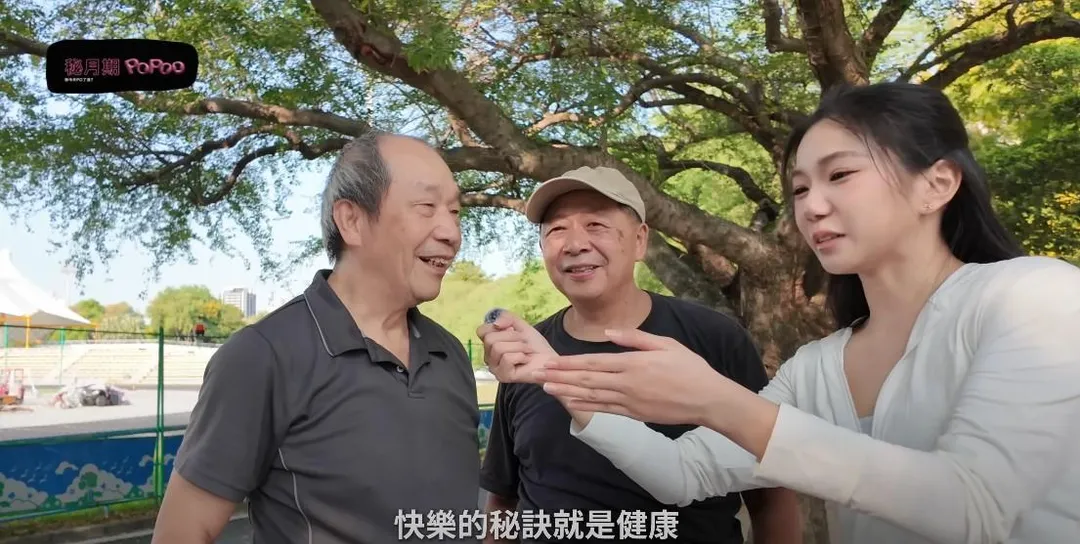 家寧採訪在公園運動的長者。（圖／翻攝自秘月期POPOO YouTube）