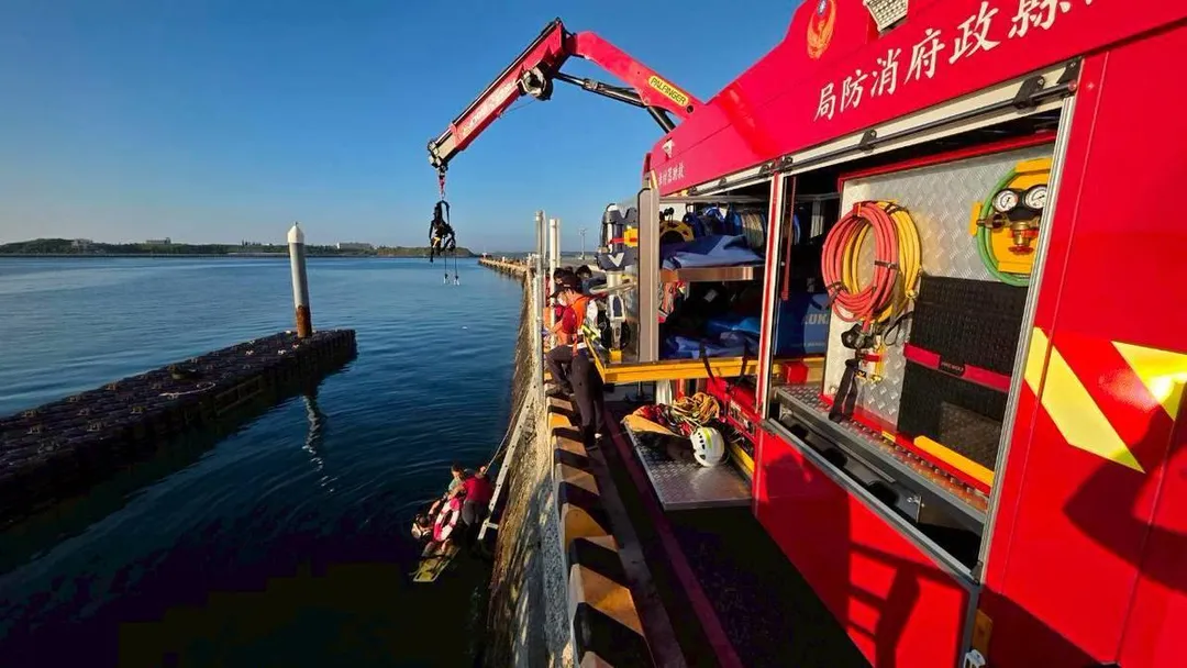 清晨6時20分許，澎湖馬公港發生民眾落海意外，消防人員立即救援。（圖／澎湖縣消防局提供）