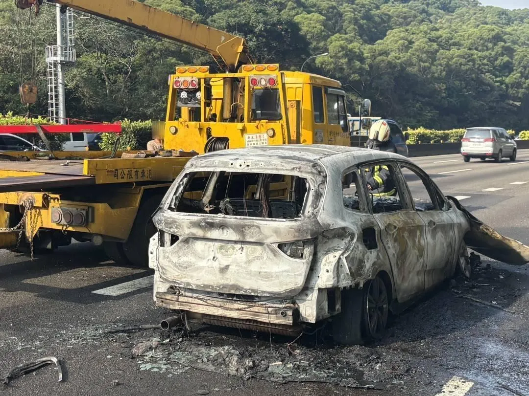 一輛多元計程車突然在國道起火燃燒,所幸駕駛和乘客及時逃生,沒有傷亡。(圖/警方提供)