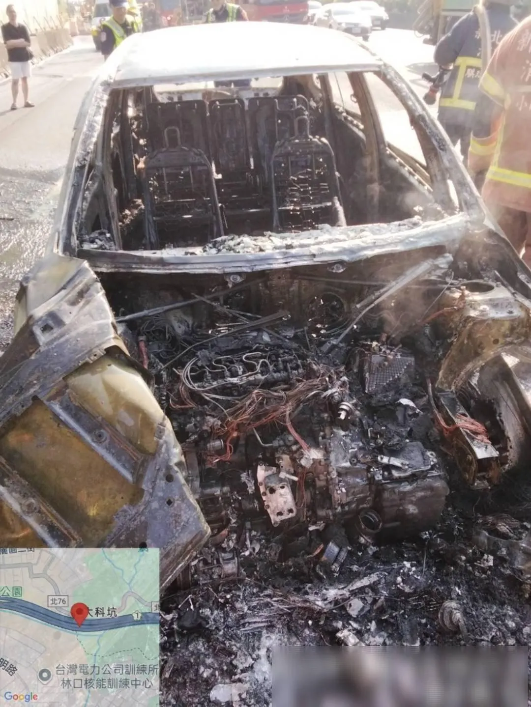 一輛多元計程車突然在國道起火燃燒,所幸駕駛和乘客及時逃生,沒有傷亡。(圖/警方提供)