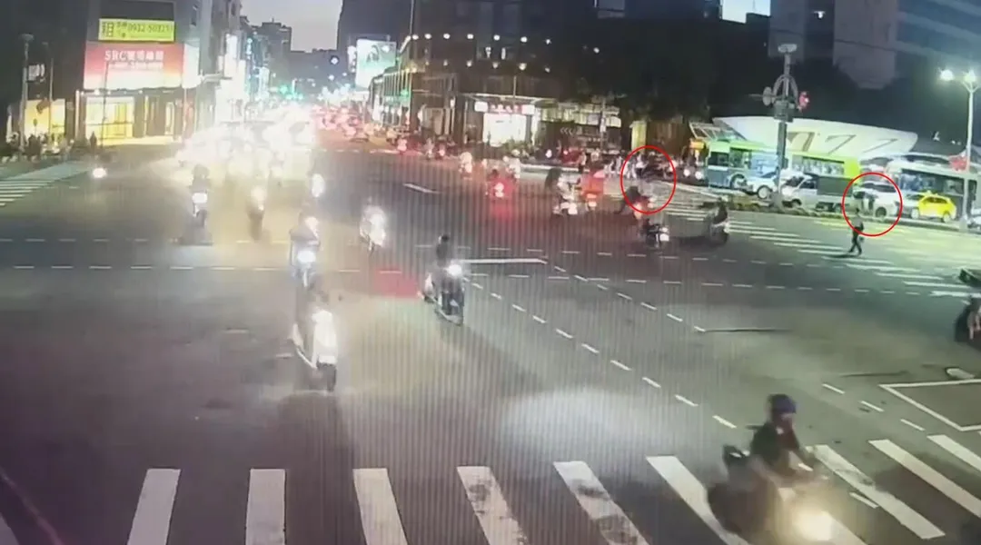 台中一輛懸掛註銷牌照的小客車，遇到員警盤查，因受困車陣無法行駛，車上2人竟棄車徒步逃離現場。（圖／警方提供）