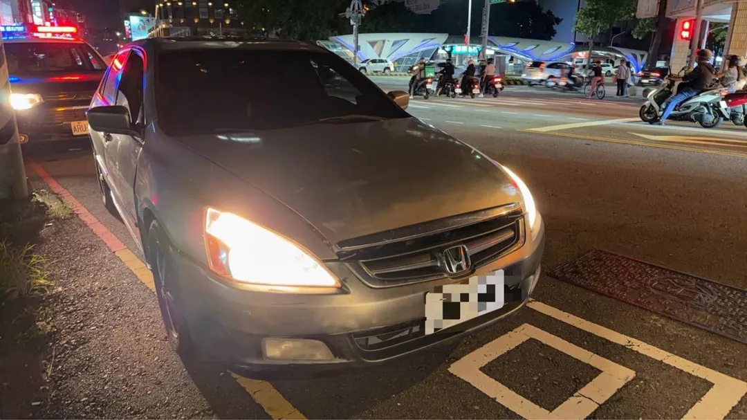 台中一輛懸掛註銷牌照的小客車，遇到員警盤查，因受困車陣無法行駛，車上2人竟棄車徒步逃離現場。（圖／警方提供）