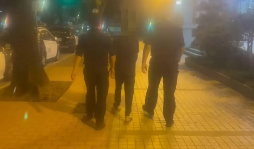 台中一輛懸掛註銷牌照的小客車，遇到員警盤查，當場棄車逃逸，仍被警方逮捕。（圖／警方提供）