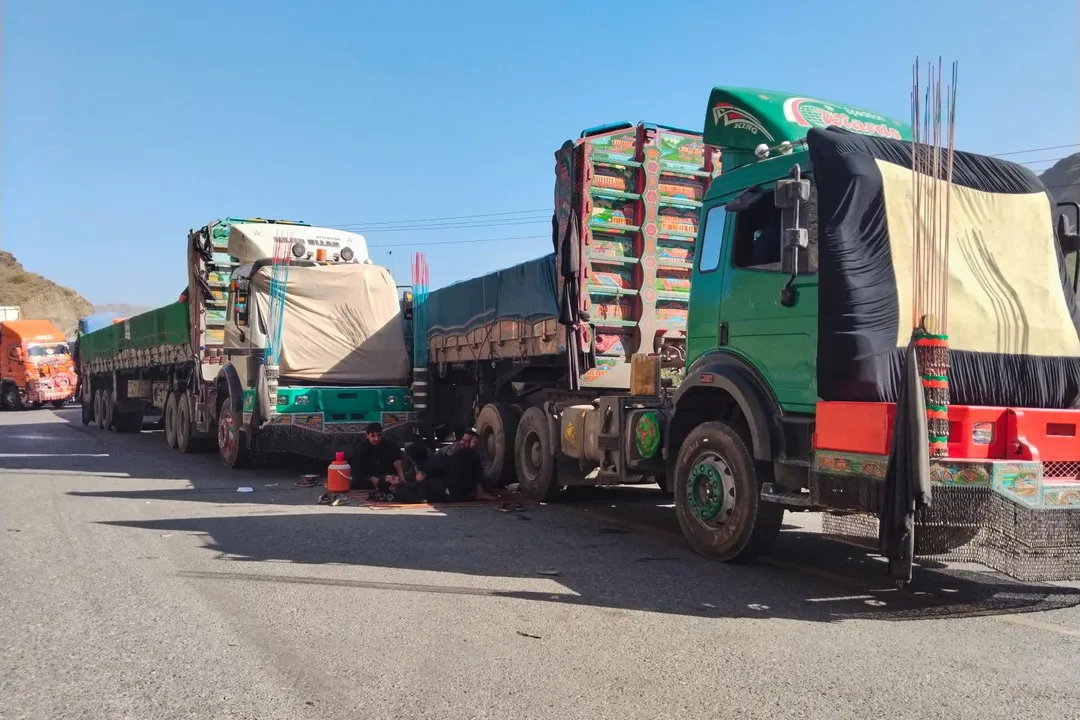由於阿富汗和巴基斯坦軍隊跨境交火，邊境關閉，滿載運往阿富汗貨物的卡車旁停在高速公路旁。（圖／美聯社）