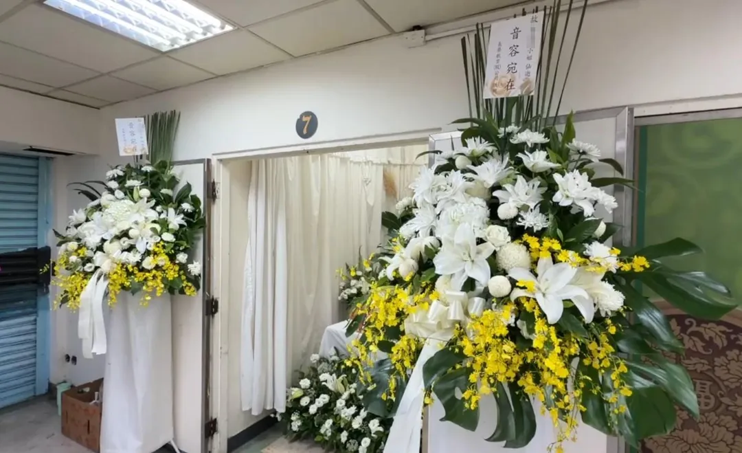 孫姓空服員今日舉行告別式，長榮航空送上「音容宛在」花籃弔唁。（圖／中天新聞）