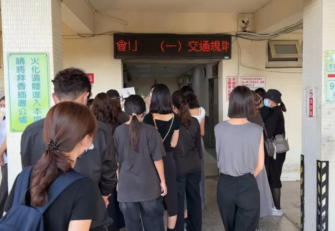 孫姓空服員今日舉行告別式,親友及同事們到殯儀館送別,不過楊姓座艙長未現身。(圖/中天新聞)