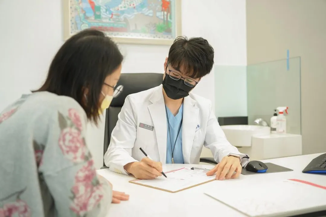 曾浩原醫師分享，一名30多歲女性自然流產接受傳統子宮擴刮術後，竟持續出血不止，轉由子宮鏡手術處理，術後立即止血，並在數月後自然懷孕。(圖/禾馨醫療)