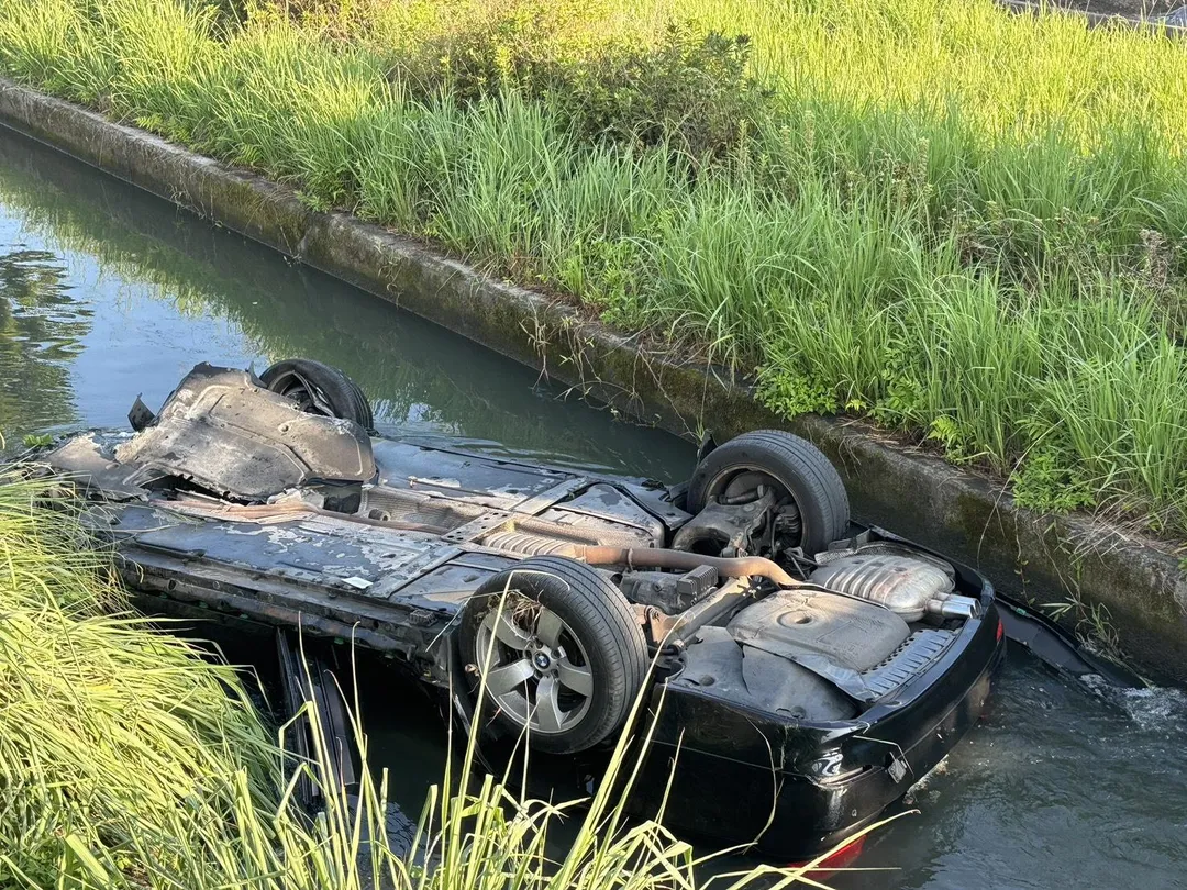 宜蘭市七張路14日清晨發生一起驚險車禍。（圖／警方提供）