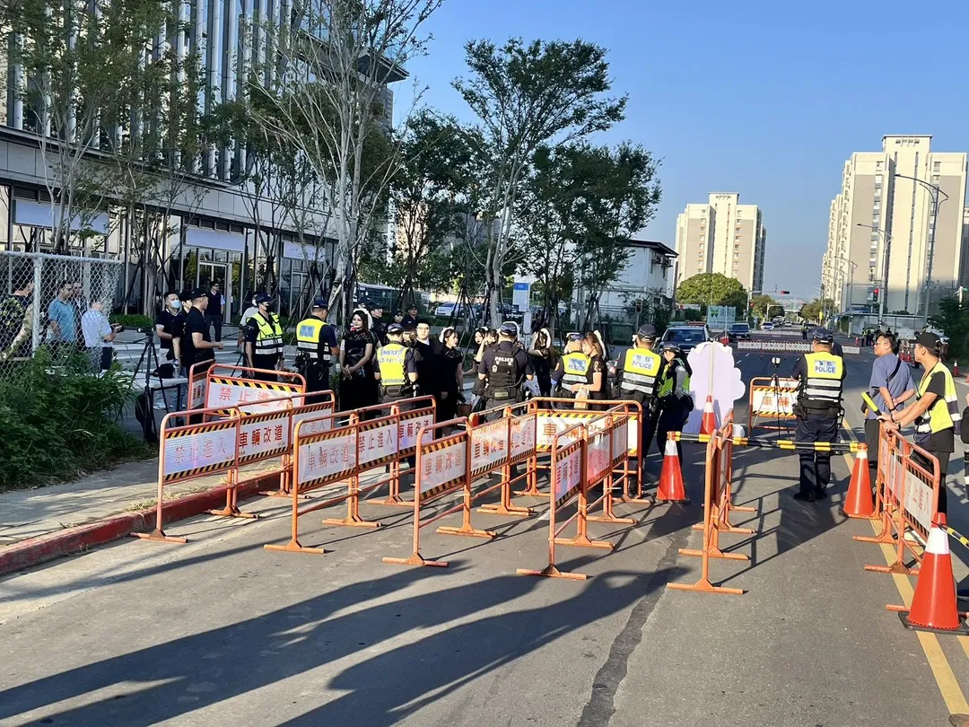 有竹聯幫神秘軍師稱號的「宋仔」宋宛龍，昨（13）日舉行告別式，家屬相當低調，不過警方仍出動警力，防止不法行為出現。（圖／警方提供）