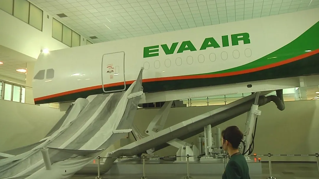 長榮航空驚傳正機師對副機師施暴事件，長榮航空3日晚間發布4點聲明回應，並指已暫停該正機師派飛任務。（示意圖／資料照／中天新聞）