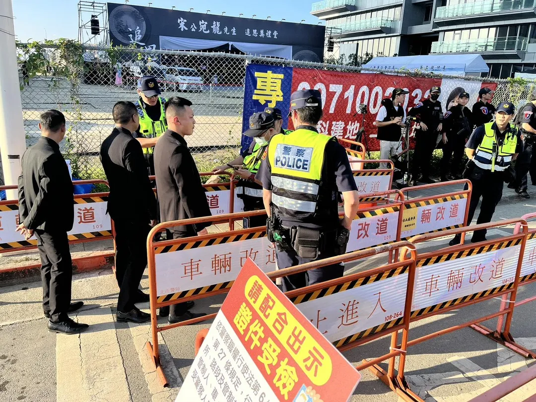 有竹聯幫神秘軍師稱號的宋宛龍，昨（13）日舉行告別式，北投警方全程錄影蒐證，防止不法。（圖／警方提供）
