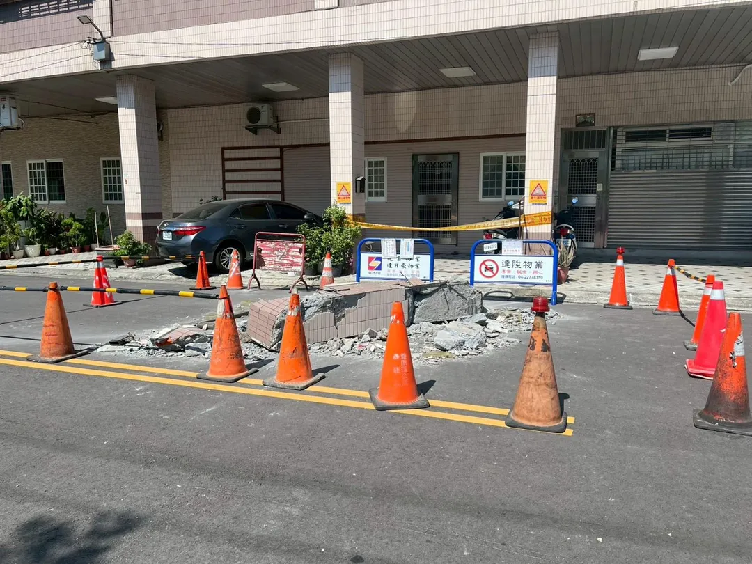 陽台掉落，水泥塊與鋼筋散落一地。（圖／長億里長林泳鰡提供）