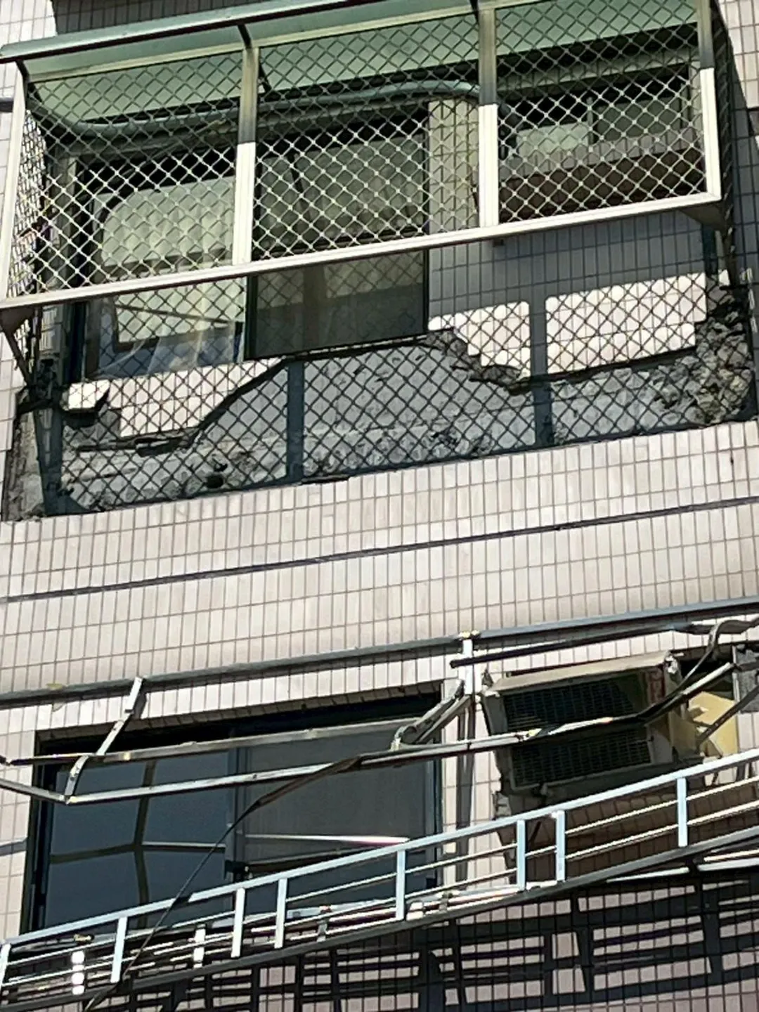 鐵窗凹毀。（圖／長億里長林泳鰡提供）