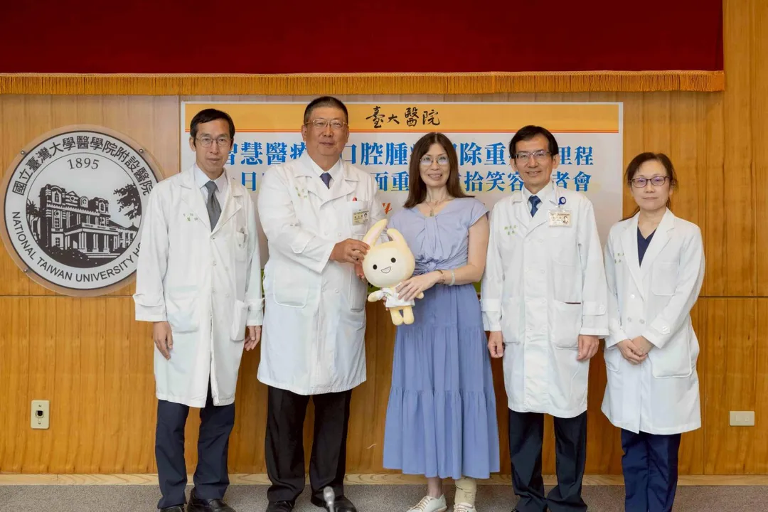 台大醫院口腔醫學部成功為一名52歲石姓女患者，完成9公分下顎骨造釉細胞瘤的切除及重建手術。（圖／台大醫院）