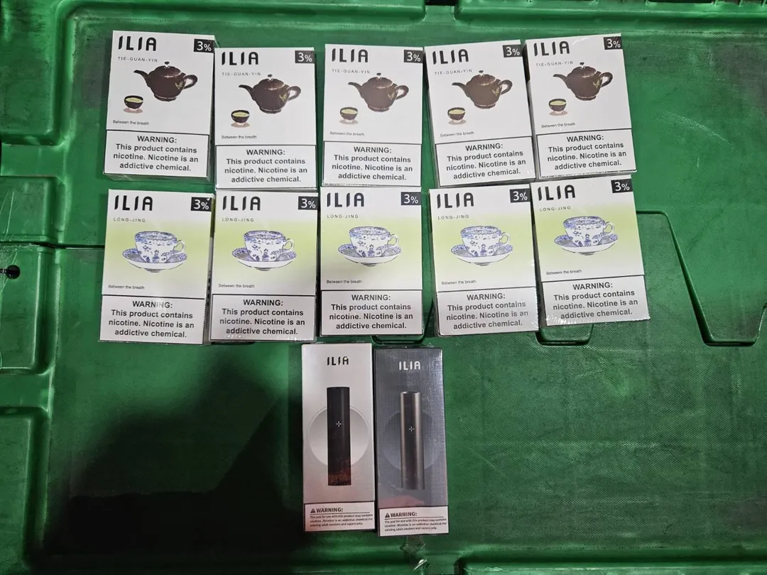 1艘貨輪貨運籠中查獲夾藏拋棄式電子菸及含尼古丁電子菸彈。(圖/中天新聞)