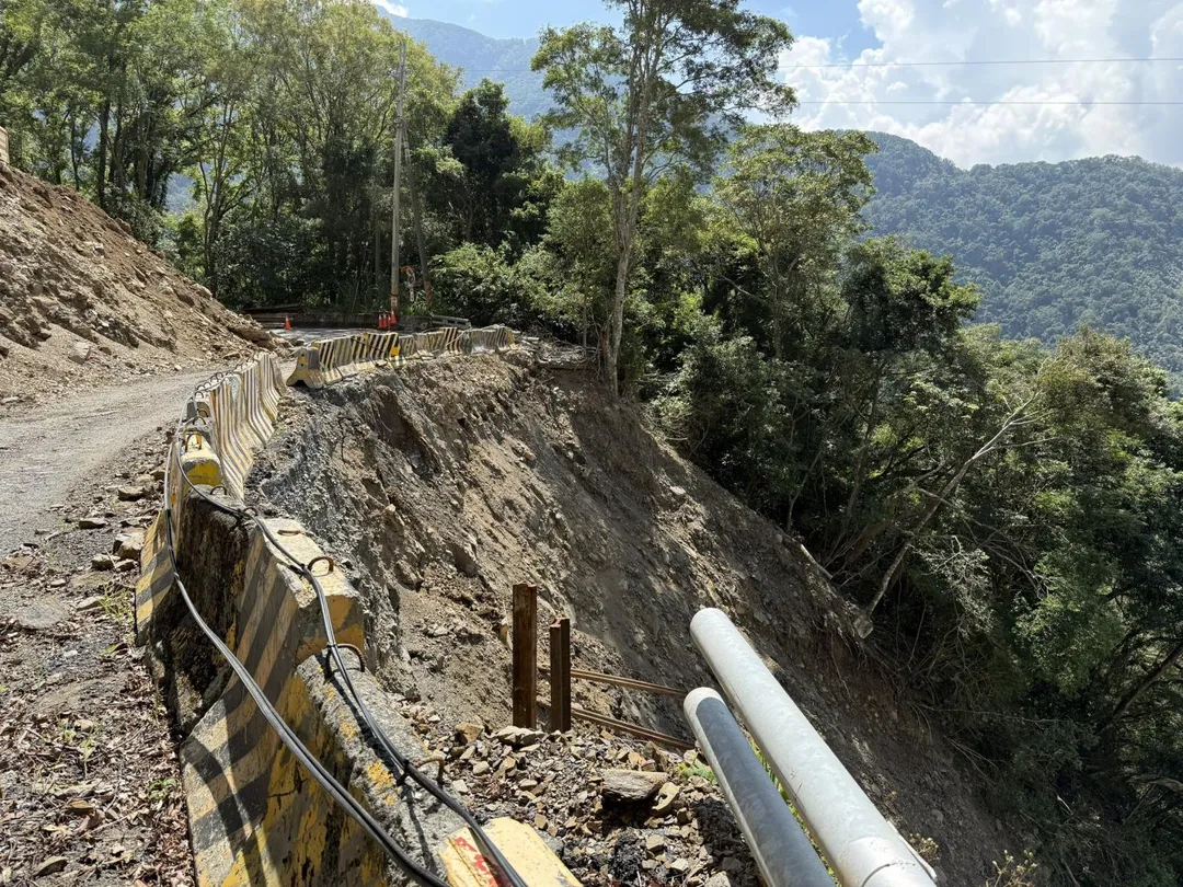 南橫公路台20線臨105線梅山口至向陽路段，因受丹娜絲颱風及0728豪雨影響，造成路基缺口、邊坡坍方及土石流等10餘處災害。（圖/公路局南區分局提供）